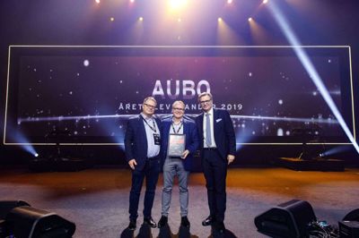 Administrerende direktør Torben Andersen (t.v.) og salgsdirektør Dan F. Østergaard (midten) modtog prisen til Aubo. Foto: PR-foto