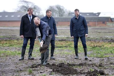 Det var Niels Østergaard (forrest), der sammen med Hans Østergaard (t.v), en repræsentant fra entreprenøren KC Byg og Bjørn Jepsen, bestyrelsesmedlem i Arla Foods, der stod for spadestikket. Foto: Tom Laursen