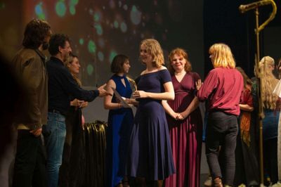 Prisen blev overrakt til de rørte filmskabere, Sofie Skovhuus (blå kjole) og Mathilde Gregersen (rød kjole), af juryen der bestod af Jonas Risvig, Søren Hauch-Fausbøll og Patricia Schumann. Foto: Alexander Priess