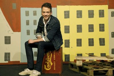 De godt 30 medvirkende skuespillere gav den alt, hvad de havde i sig foran publikum i 80’er-kulissen med Haveje-skiltet, gamle ølkasser og malede huse. Foto: Henrik Ole Jensen
