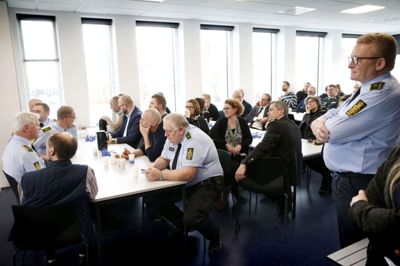 Mandag klokken 11.30 var der officiel indvielse af politistationen, der var godt fyldt op med gæster. Foto: Flemming Hansen