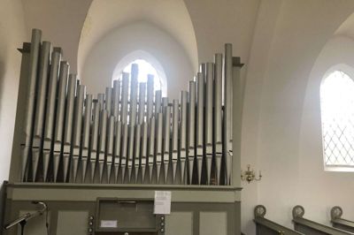 Det ligner et orgel med piber af metal, men billedet - og orglet - snyder. Metalpiberne er kun til pynt. De rigtige piber er af træ og er angrebet af borebiller. Foto: Henrik Lind Jørgensen