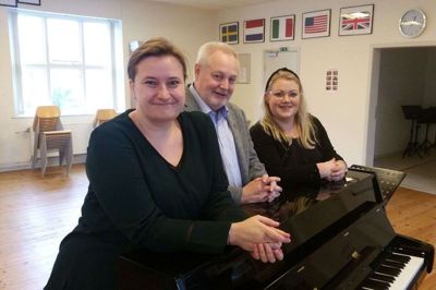 Den Jyske Sangskole opretter i samarbejde med Landsforeningen Sind et kor for psykisk sårbare. Fra venstre er det sangskolens administrative chef, Rikke Ramm Eberlein, lokalformanden for Sind, Klaus Mejner, og projektleder Line Nordentoft i øvelokalet, hvor koret »Sang for Sindet« skal mødes. foto: jesper wind