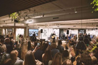 Et af de store danske musikernavne, Mads Langer, underholdt onsdag til åbningsfesten ved DK Companys nye showroom i Bella Center. Foto: Martin Honoré