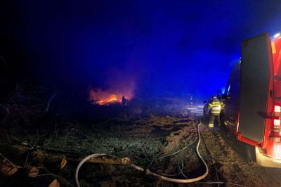 Brandfolkene fik i løbet af to timer styr på branden ved en gårdejendom mellem Snejbjerg og Haunstrup. Foto: Holck-Photo