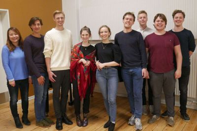 På billedet ses pianist Eunjin Ko Dey og MGK-sangerne Sebastian Haugstrup, Simon West, Kirsten Sienna Porter, Amalie Bülow Friis, Morten Meldgaard, Oliver Dyrholm, Jeppe Møller Sørensen og Laurits Halling. Nicolaj Funch og Søren Kragh er fraværende. Foto: Privatfoto