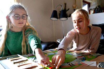 Rebecca Mejlby Skov (t.v.) og Kristina Kvist Rasmussen havde en noget dramatisk onsdag, da deres skolebus væltede i en grøft på vej til skole. Derfor havde de behov for at tage tidligt hjem, og reflektere lidt over oplevelsen. Foto: Laila Kempel
