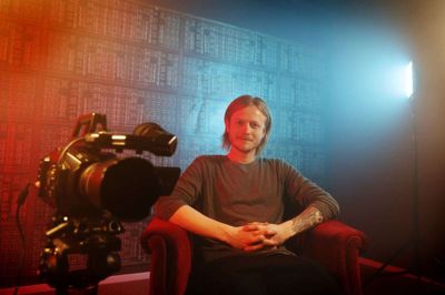 Nicklas Tägtström Møller er ikke filmskaber for ingenting, så han stod klar med lamper, røgmaskine og det hele, da fotografen kom. Foto: Flemming Hansen