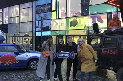 Emma Rame, Nadja Lillelund, Jacob Hedegaard Mortensen og Sophie Dandanell Krøier har fritidsjob hos Red Bull, som på en teambuilding-dag havde givet dem en vild udfordring. Dagen endte foran DGI-Huset i Herning. Foto: Kenneth Meinby Sørensen