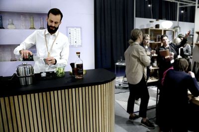 Daniel Henriksen på Hübsch-standen på Formland. Her hyggede han også om messegæsterne - der blandt andet kunne få alkoholfri drinks. Foto: Henrik Ole Jensen
