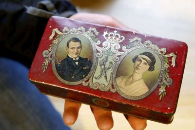Et stykke historie, som kongehuset gerne havde undværet, nemlig det kiksede forhold mellem kronprins Frederik og prinsesse Olga fra Grækenland, der nåede at komme ud som chokoladeæske. Foto: Tom Laursen