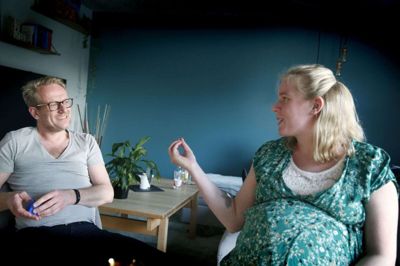 I podcasten »Baby om bord« taler far og datter, Brian og Camilla Bruhn, om det, de selv synes er relevant og interessant - men som forhåbentlig også er det for andre kommende mødre, fædre og bedsteforældre. Højgravide Camilla Bruhn har termin 8. februar, men hvis det går, som det gjorde, da hun selv kom til verden, føder hun i dag, 1. februar. Hendes far synes dog, at det ville være flottere, hvis hun kunne ramme datoen 02.02.2020. Foto: Flemming hansen