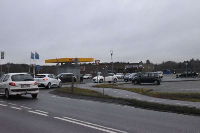 Der er allerede trafikale udfordringer i krydset ved Vestergårdsvej, og de bliver formentlig ikke mindre, når butikkerne i området udvides. Foto: privatfoto