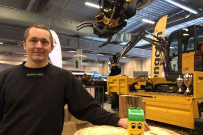 Bendt Risom beskæftiger 10 personer i sæsonen, så han kan altså meget mere end mikse rom og cola eller bygge med Lego - som han ellers optræder med, når han demonstrerer grej på messer. Foto: Henrik Lind Jørgensen