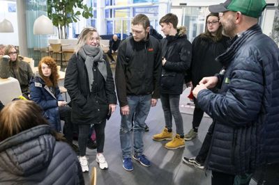 En flok trætte elever fra Ungdomscenter Knudmosen tager i dag hul på en ny skoledag uden at have sovet. Eksperimentet, der er sat i søen af lærer Rasmus Riis, skal vise, hvad der sker med deres reaktionsevne, når de ikke har sovet i mindst 30 timer. Foto: Tom Laursen