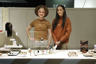 Det var interessant for Mathias Milton og Julie Valentin at have deres produkter med på Formland, da de oplever, at jyder typisk er lidt mere traditionelle end københavnere. Foto: Henrik Ole Jensen