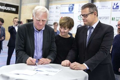 Der blev skrevet under tre gange, for alle tre parter skulle jo have en kopi. Fra venstre er det Niels Nygaard, Charlotte Bach og Lars Krarup (V). foto: Tom Laursen