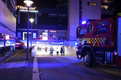 Brand & Redning MidtVest blev tirsdag aften kaldt til parkeringskælderen ved Dalgashus. Den kraftige røg og lugten af olie som lå til grund for anmeldelsen skyldtes dog unge mennesker, der kørte ræs og brændte dæk af. Foto: Holck-photo