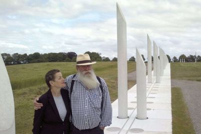 Landskabsarkitekt Kristine Jensen og billedhugger Ingvar Cronhammar i 2014, da første etape i Jelling stod færdig. Foto: Henrik Øster-Jørgensen