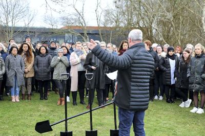 Finn Stengel Petersen, Lind, der er bestyrelsesformand for Social & SundhedsSkolen, Herning, fortalte om navnekonkurrencen, da der torsdag blev taget første spadestik til en udvidelse i Holstebro. Foto: PR-Foto