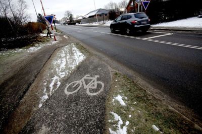 Det er snart slut med at skulle krydse Møllegårdsvej som cyklist for at komme videre hen mod rundkørslen på Vardvej. Banedanmark gør vejen over skinnerne mere sikker med nye bomme. foto: Henrik Ole Jensen