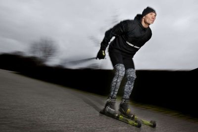 Når det går nedad, kan 51-årige Per Vesterby Andersen godt ramme 30 kilometer i timen på rulleskiene. Den hurtigste 10 kilometers tur kørte han med en gennemsnitsfart på 18 kilometer i timen. - Men så er man også kørt helt ud, siger han. Da fotoet her blev taget, havde han lige overstået et træningspas med 13 kilometers intervalløb på rulleskiene i nærheden af hjemmet i Lind. Foto: Henrik Ole Jensen