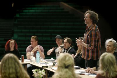 Jens Frausing er instrultør på årets musical i MCH Herning Kongrescenter, og han præsenterede forestillingen for ensemblet, da der lørdag var første læseprøve. Foto: Flemming Hansen
