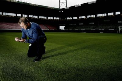Ifølge groundsman Anders Faber Nielsen er MCH Arena klar til mandagens kamp mellem FC Midtjylland og Lyngby Boldklub - også selvom regnen giver mange udfordringer. Foto: Henrik Ole Jensen