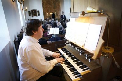 Organist Kristian Marius Andersen spiller værker af blandt andre Bjarne Hersbo på Herning Kirkes orgel. Foto: Flemming Hansen