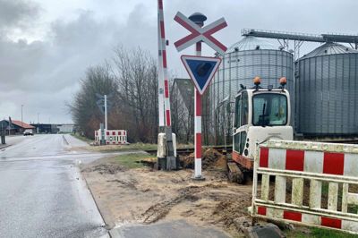 Gravearbejdet er i gang ved baneoverskæringen i Vildbjerg, hvor det nuværende bomanlæg skal udskiftes med et helbomsanlæg. Foto: Camilla Abildgaard Norup
