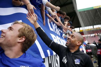 Daværende Lyngby-træner David Nielsen (t.h.) hilser på »De Kongeblås« medrejsende fans i MCH Arenas udebaneafsnit tilbage i 2017. Mandag aften kan selvsamme fans se frem til endnu et besøg i det, der nu er blevet kåret til Superligaens bedste udebaneafsnit af fanrepræsentanter fra ligaens 14 klubber. Foto: Tom Laursen