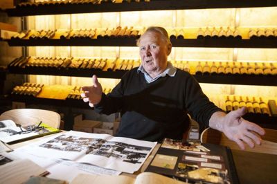 Anekdoter, røverhistorier eller den skinbarlige sandhed. Hvis der er en mand, der kan fortælle, er det 78-årige Ulrik Uhrskov, som stadig er aktiv i sønnernes vinforretning, Uhrskov Vinhandel, i Bredgade. Foto: Tom Laursen