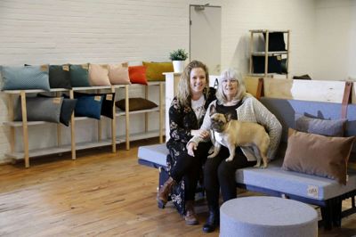 Anja Brink Askov (t.v.) og hendes mor, Hanne Gedde, får ofte selskab af den lille franske bulldog Berta i systuen på Harreskovej i Kibæk. Herfra driver mor og datter virksomheden ABA Design og Living. Foto: Henrik Ole Jensen