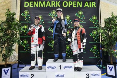 Som den eneste riffelkvinde kom Rikke Mæng Ibsen (t.v.) på podiet ved to af de tre finaleskydninger ved Denmark Open Air i Vildbjerg. Den 29-årige skytte fra Sunds skød på højt, stabilt niveau hele weekenden og beviste over for sig selv og omverdenen, at EM-formen er på plads. Foto: Tom Laursen