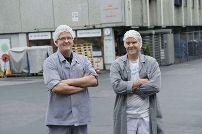 Johnny Graversen (t.h.) kan tirsdag 25. februar fejre 35 år som tarmrenser, og kollegaen Henrik Krogh har 25-årsjubilæum på skærestue 3 lørdag 22. februar. Foto: Henrik Ole Jensen