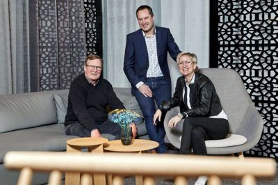 Møbelmessen Skandinaviens arrangør Esben Veng-Christensen (t.v.) sammen med projektleder Mai-Britt Risvig Flyvholm og projektsælger Flemming Andersen fra Formland. Foto: MCH/Tony Brøchner