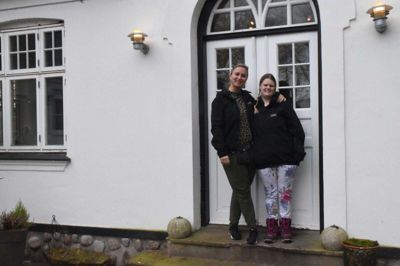 Pædagog Gry Scheving (t.v.) måtte lige synke et par gange, da Sanne Merete Kristiansen foreslog, at de sammen skulle gå hele vejen fra Nørre Snede til Tyskland. Foto: Flemming Thulstrup