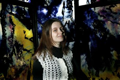 Sanne Johnson Lund bor i Ikast sammen med sin kæreste. I foråret 2017 var hun tæt ved at blive smidt ud af landet på grund af den daværende regerings stramninger på udlændingeområdet - en historie, Herning Folkeblad også skrev. Sagen endte dog lykkeligt for Sanne Johnson Lund og hendes familie. Hun er vokset op med begge sprog, og specielt efter at hun i 2008 til 2010 boede i Danmark, er hun for alvor blevet tosproget. Foto: Henrik Ole Jensen