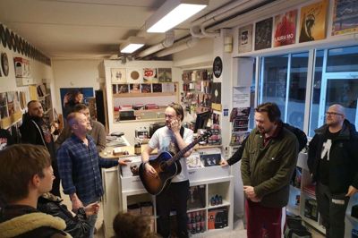 Peter Sommer to af musikerne fra hans band »Tiggerne« lagde vejen forbi Respin, inden deres koncert på Fermaten. Foto: Aske Visser Ottosen