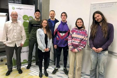 Der blev naturligvis serveret vegansk mad, da Veganerpartiet Vestjyllands Storkredsforening tirsdag holdt stiftende generalforsamling på Herning Bibliotekerne. Der blev også valgt en bestyrelse, som består af (fra venstre) Jens Kristian Overgaard, Allan Nørlund Madsen, Kirstine Ø. Ruby (suppleant), Ian Elkjær, Gustav Lykke Jessen (suppleant), Sóley Jónsdóttir og Pelle Hjek Møller. Freya Gitte Vind Rønnov, der ikke er med på billedet, blev valgt som suppleant. Foto: Veganerpartiet