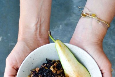 Blåbær-crumble med yoghurt og pæremos. Foto: Asta Just Schack