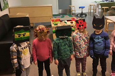 Bag maskerne gemmer sig Romeo, Daniella, Toke, Alma, Laust og Alessia. Børnene skal også have dem på på fredag til fastelavnsfesten hos Klatretræet. foto: Privatfoto