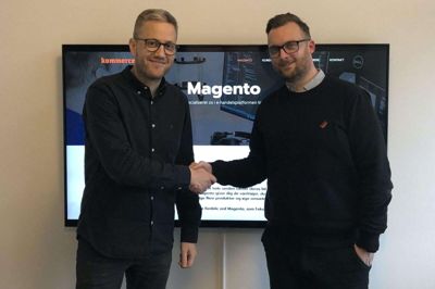 Michael Almstrup (t.v.), direktør i MCB, trykker efter handlen hånd med Morten Jakobsen og Kommerce. Foto: PR-Foto