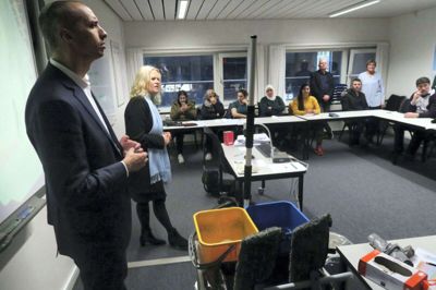 Udlændinge- og integrations-minister Mattias Tesfaye (S) besøgte blandt andet et rengøringshold, da han torsdag gæstede Lærdansk i Herning. Foto: Kenneth Meinby Sørensen