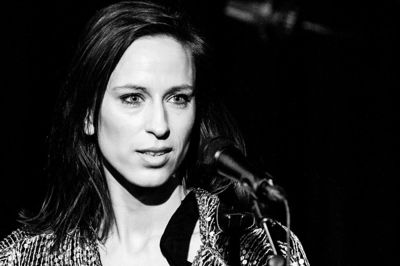 Mathilde Falch gæster biblioteket med en fortællekoncert. Foto: Pr-foto