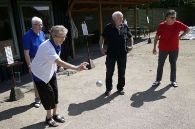 Petanquespilere mødes vinter og sommer - tirsdag og torsdag eftermiddag, men kuglespillet spilles bedst i godt vejr. foto: Flemming Hansen