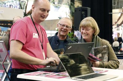 Henrik Sevelsted fra Flamingo Tours giver Preben og Berit Tolstrup fra Ikast et godt tilbud på en safarirejse. Foto: Henrik Ole Jensen