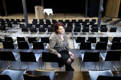 Marianne Jeppesen har i løbet af de seneste uger drukket sygt meget kaffe for at lytte til gode råd og fornemme det sted, hun nu er havnet i sit liv - som den anden direktør for RemisenBrande i Brande. Foto: Tom Laursen