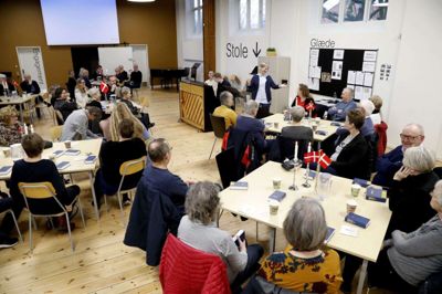 Mange havde taget imod tilbuddet om at besøge Den Jyske Sangskole for at synge fællessange med udgangspunkt i den sønderjyske historie. Foto: Henrik Ole Jensen