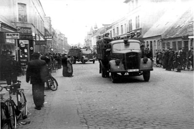 Folk standser op og betragter de tyske troppekøretøjer, da de ruller ind i Herning 9. april 1940. Foto: Lokalhistorisk Arkiv Herning